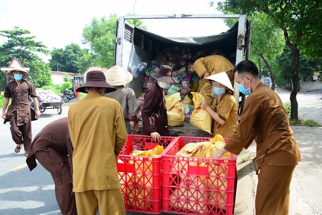Continuing to support people in need in the Covid-19 pandemic of Hoang Phap Pagoda (series 2)